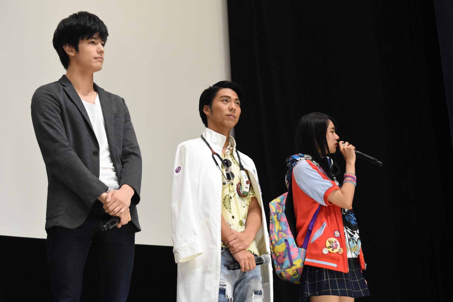 左から岩永徹也、小野塚勇人、黒崎レイナ。