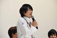 母親からの手紙に驚く飯島寛騎。