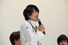 母親からの手紙に驚く飯島寛騎。