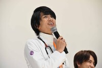 母親からの手紙に驚く飯島寛騎。