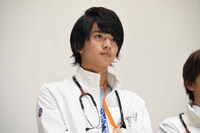 母親からの手紙に、うっすらと涙を浮かべる飯島寛騎。