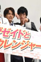 デンジャラスゾンビのポーズを取る岩永徹也（右）。