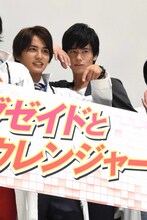 デンジャラスゾンビのポーズを取る岩永徹也（右）。