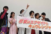 ファンに「バーンして！」と頼まれた松本享恭（左から3番目）。