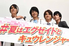 左から、肩に手を置き合う松本享恭、飯島寛騎、瀬戸利樹、デンジャラスゾンビのポーズを取る岩永徹也。