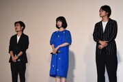 左から月川翔、浜辺美波、北村匠海。