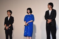 左から月川翔、浜辺美波、北村匠海。