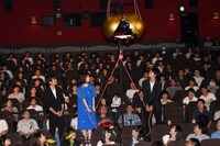 くす玉を割る浜辺美波（中央）と北村匠海（右）。