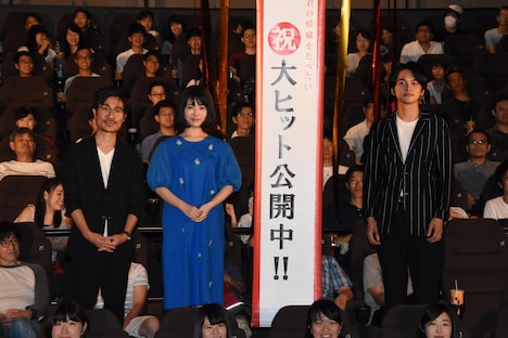 「君の膵臓をたべたい」大ヒット御礼イベントの様子。左から月川翔、浜辺美波、北村匠海。