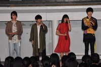 左から森下大地、矢本悠馬、大友花恋、桜田通。