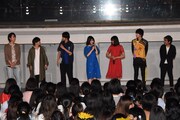 「君の膵臓をたべたい」大ヒット御礼イベントの様子。左から森下大地、矢本悠馬、北村匠海、浜辺美波、大友花恋、桜田通、月川翔。