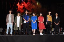 「君の膵臓をたべたい」大ヒット御礼イベントの様子。左から森下大地、矢本悠馬、北村匠海、浜辺美波、大友花恋、桜田通、月川翔。