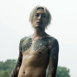 間宮祥太朗のタトゥー姿が解禁、小林勇貴「全員死刑」場面カット公開