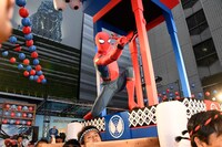 「スパイダーマン：ホームカミング」ジャパンプレミアイベントにて、神輿に乗って現れたスパイダーマン。