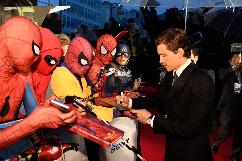 「スパイダーマン：ホームカミング」ジャパンプレミアイベントにて、ファンサービスをするトム・ホランド。