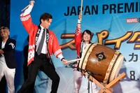 「スパイダーマン：ホームカミング」ジャパンプレミアイベントにて、和太鼓を演奏するトム・ホランド。