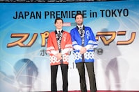 「スパイダーマン：ホームカミング」ジャパンプレミアイベントにて、左からトム・ホランド、ジョン・ワッツ。