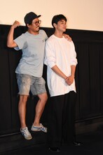 踏み台に乗ってガッツポーズするヤン・イクチュン（左）と東出昌大（右）。