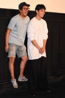 踏み台に乗ったヤン・イクチュン（左）と東出昌大（右）。