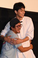 ヤン・イクチュン（左）と東出昌大（右）。