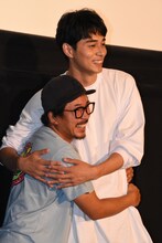 ヤン・イクチュン（左）と東出昌大（右）。