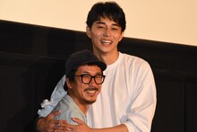 ヤン・イクチュン（左）と東出昌大（右）。