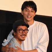 東出昌大と初対面したヤン・イクチュンが「自分も10cm身長が高ければ」とぼやく