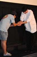 ヤン・イクチュン（左）と東出昌大（右）。