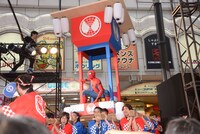 「スパイダーマン：ホームカミング」ジャパンプレミアイベントにて、神輿に乗って現れたスパイダーマン。