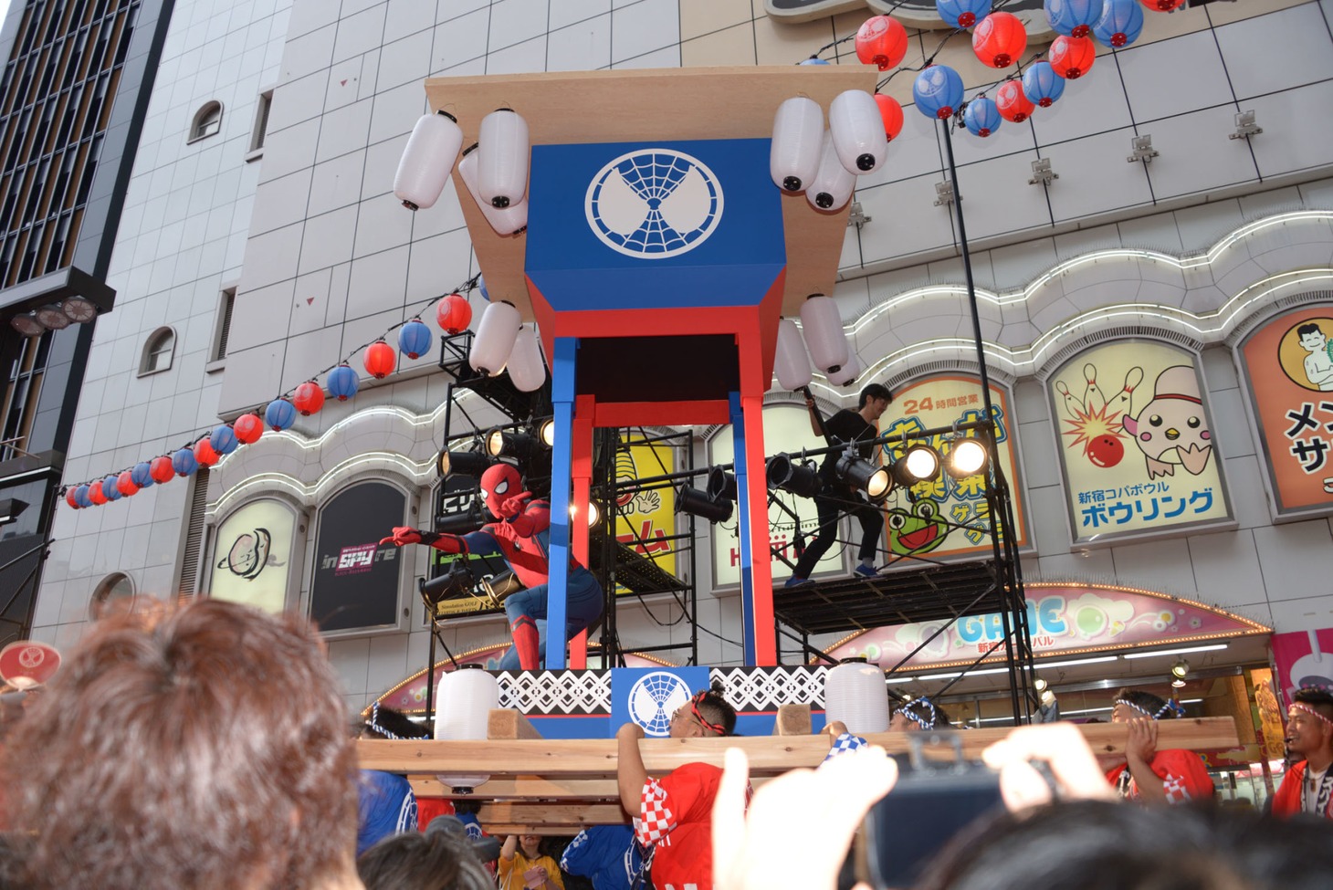 「スパイダーマン：ホームカミング」ジャパンプレミアイベントにて、神輿に乗って現れたスパイダーマン。