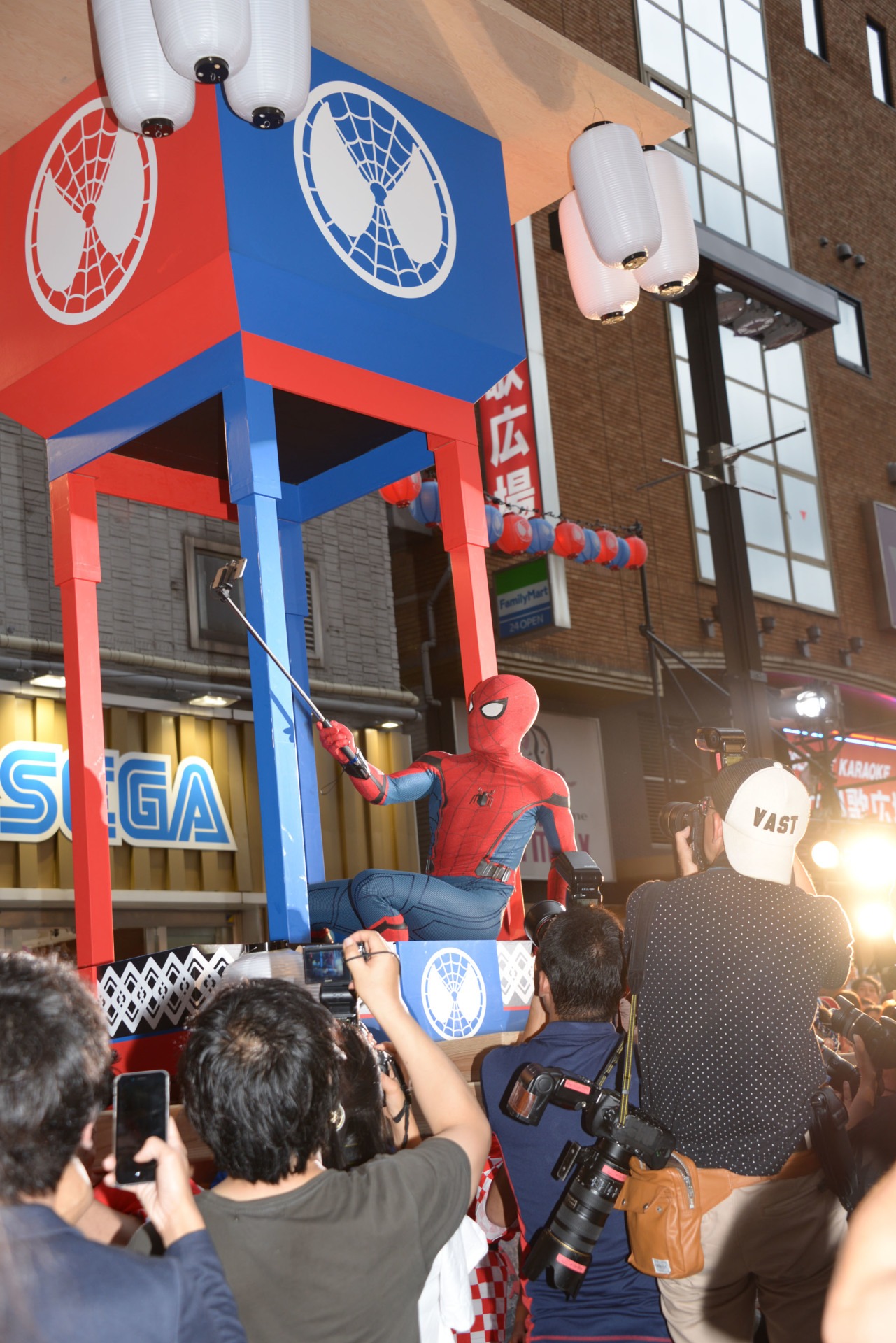「スパイダーマン：ホームカミング」ジャパンプレミアイベントにて、神輿の上で自撮りするスパイダーマン。