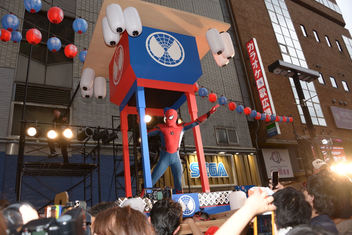 「スパイダーマン：ホームカミング」ジャパンプレミアイベントにて、神輿の上から観客を煽るスパイダーマン。