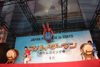 「スパイダーマン：ホームカミング」ジャパンプレミアイベントにて、宙返りを披露するスパイダーマン。