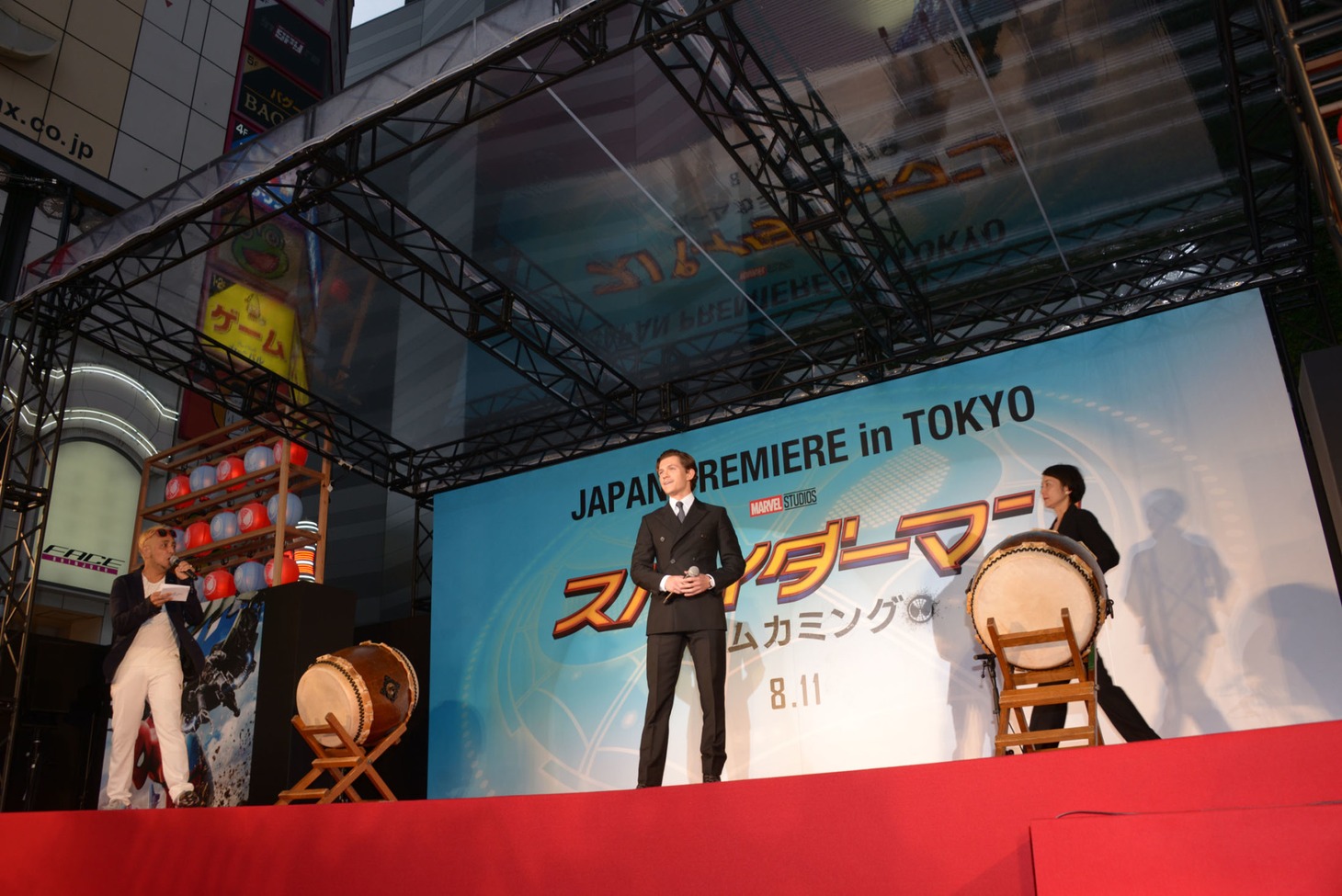 「スパイダーマン：ホームカミング」ジャパンプレミアイベントにて、スモークの煙から現れたトム・ホランド。
