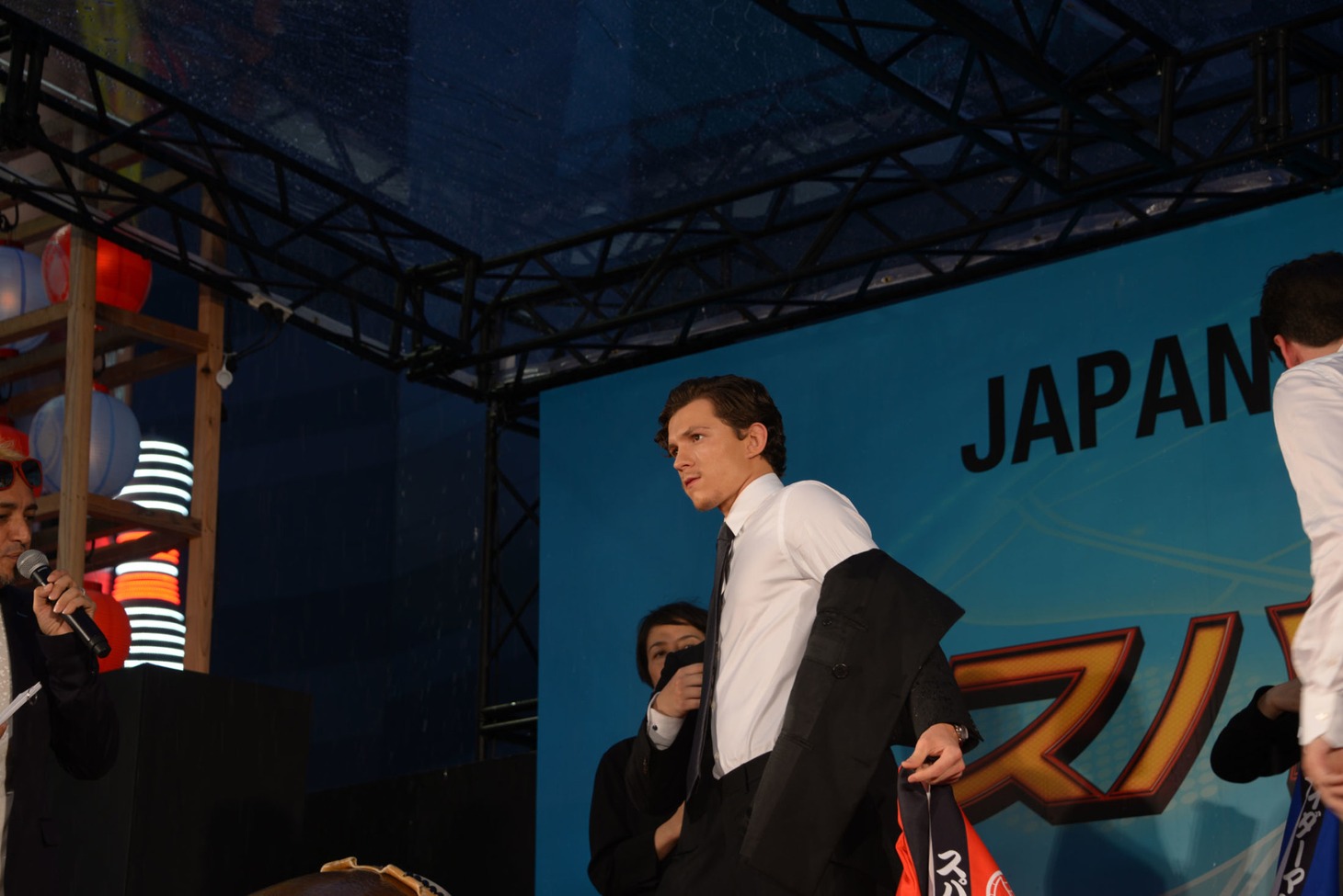 プレゼントされた法被に着替えるトム・ホランド。