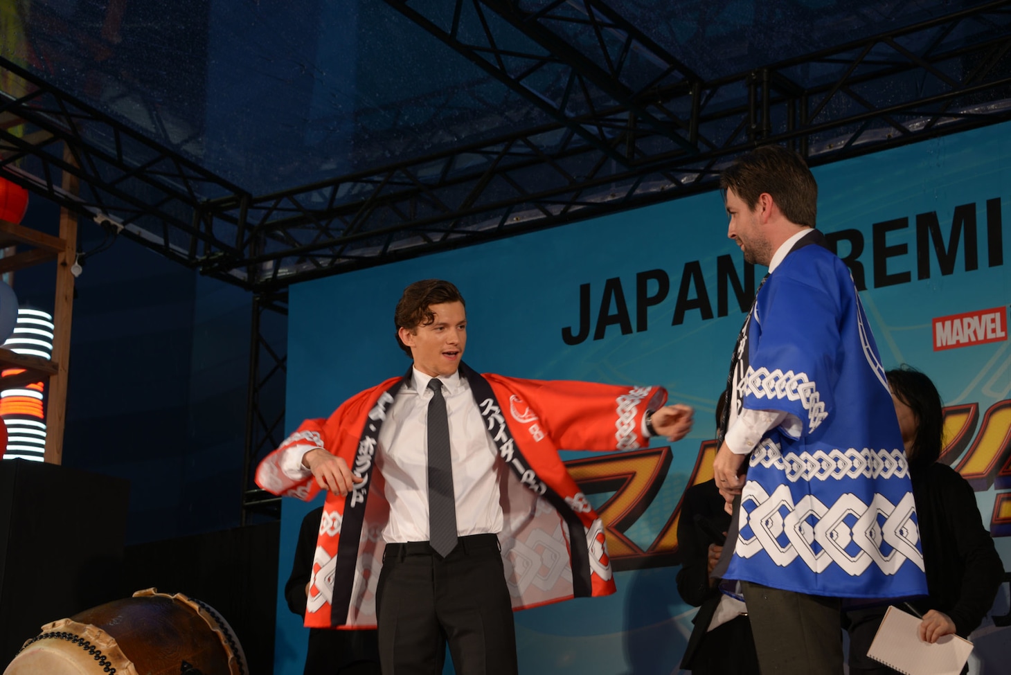 プレゼントされた法被に着替えるトム・ホランド（左）とジョン・ワッツ（右）。