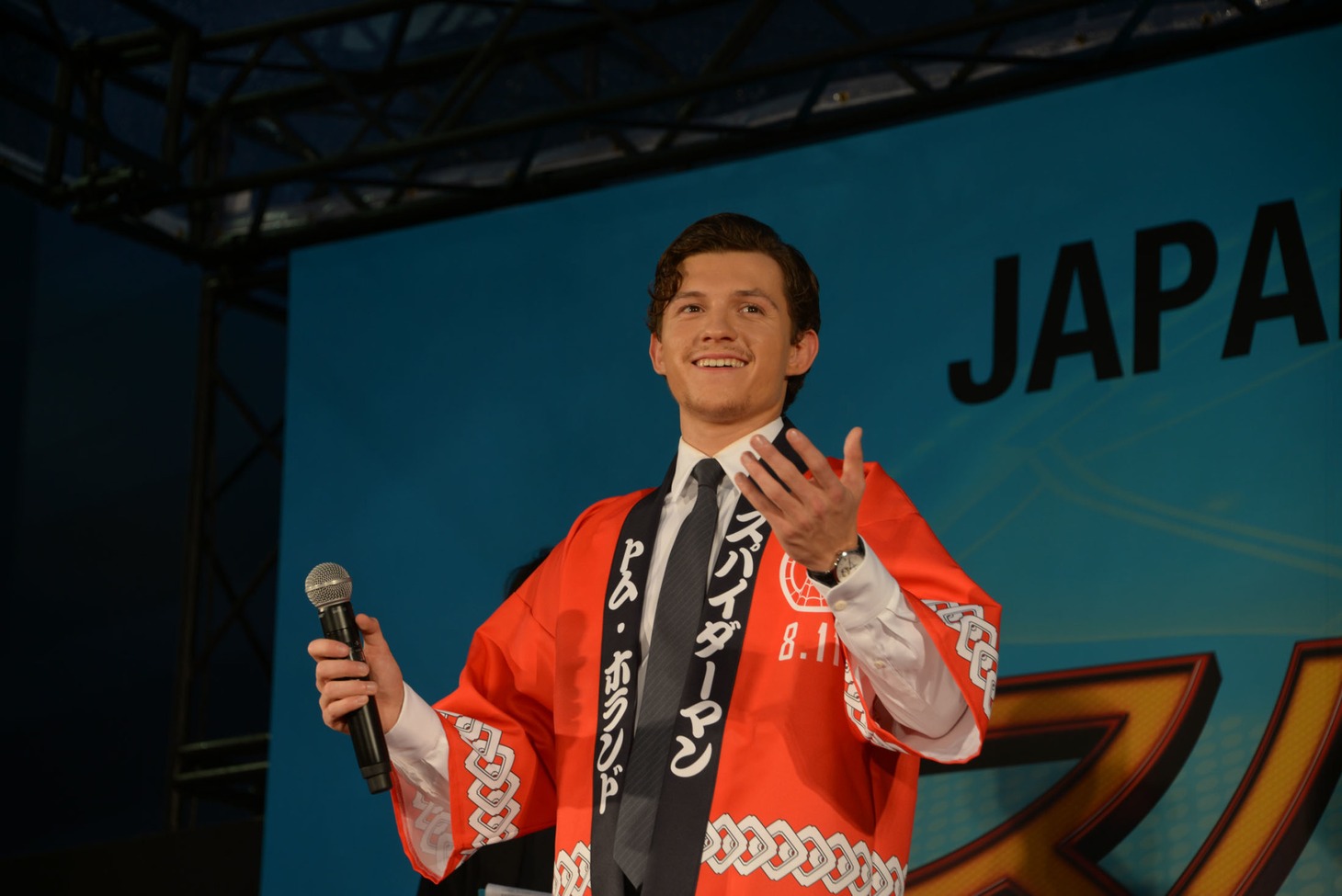 プレゼントされた法被に着替えたトム・ホランド。