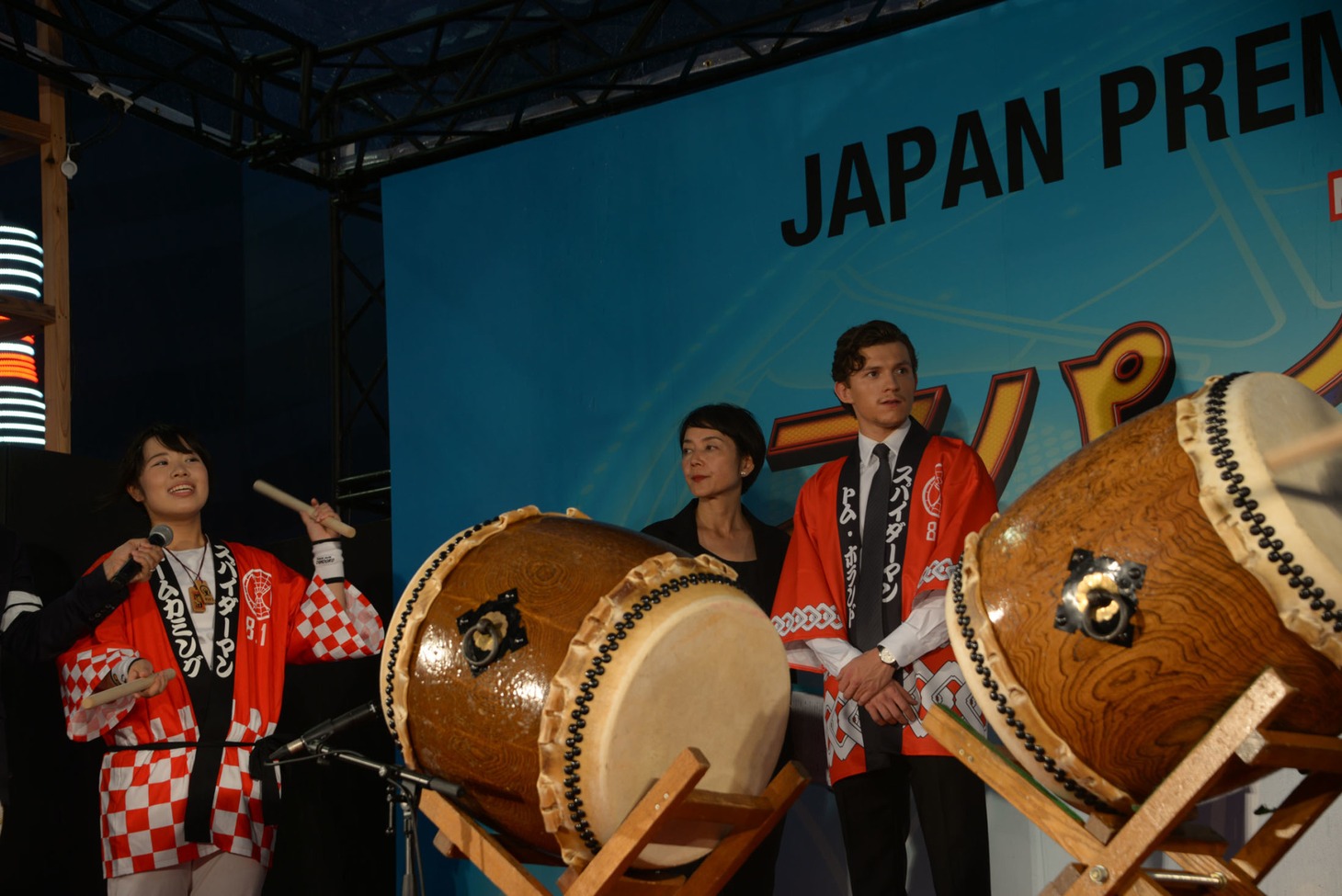和太鼓の演奏を見守るトム・ホランド（右奥）。
