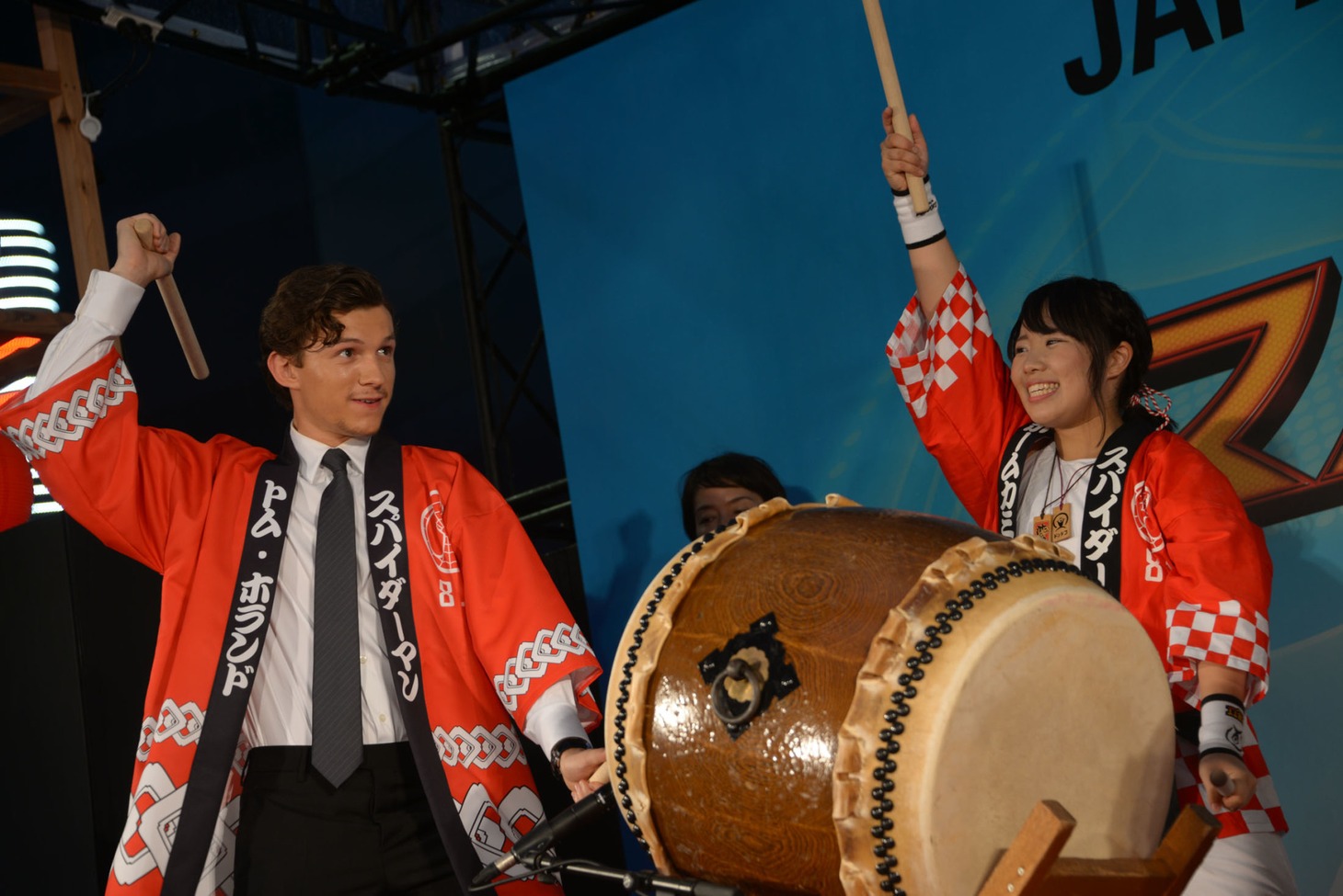 和太鼓の演奏に挑むトム・ホランド（左）。