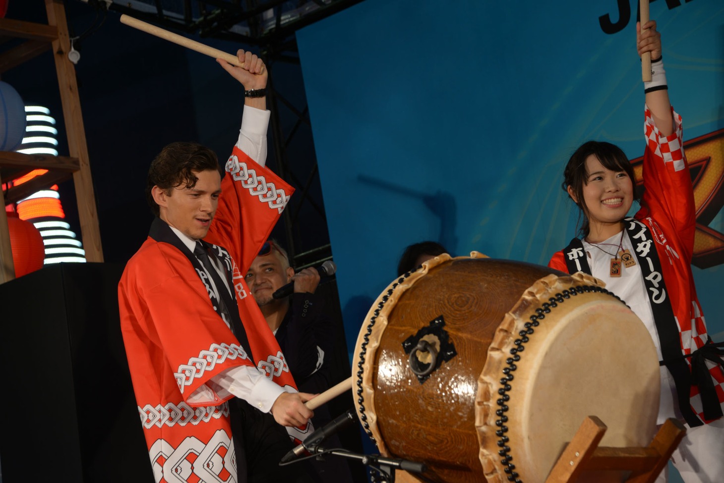 和太鼓の演奏に挑むトム・ホランド（左）。