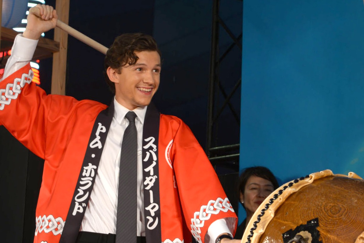 和太鼓の演奏に挑むトム・ホランド（左）。