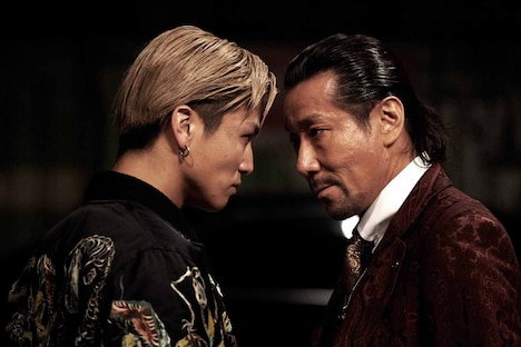 「HiGH&LOW THE MOVIE 2 / END OF SKY」より、岩田剛典演じるコブラ（左）、岸谷五朗演じる善信吉龍（右）。