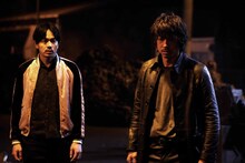 「HiGH&LOW THE MOVIE 2 / END OF SKY」より、青柳翔演じる九十九（左）、AKIRA演じる琥珀（右）。