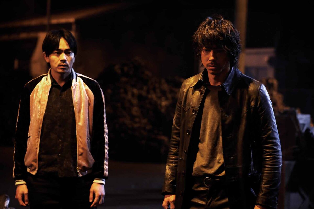 HiGH&LOW THE MOVIE 2 / END OF SKY」より、青柳翔演じる九十九（左 