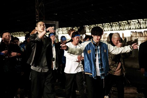 「HiGH&LOW THE MOVIE 2 / END OF SKY」より、山田裕貴演じる村山（前列右）。