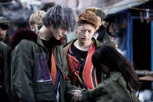 「HiGH&LOW THE MOVIE 2 / END OF SKY」より、窪田正孝演じるスモーキー（中央左）。