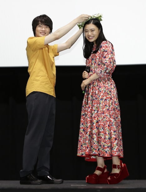 杉咲花（右）に花の冠をプレゼントする神木隆之介（左）。