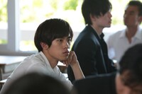 「サイモン＆タダタカシ」より、阪本一樹演じるサイモン。