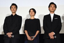 左から長谷川博己、長澤まさみ、松田龍平。
