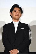 はにかむ松田龍平。